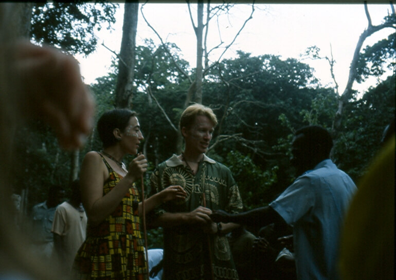 Chloé Cipolletta e David Greer durante la loro cerimonia di nozze nella foresta
